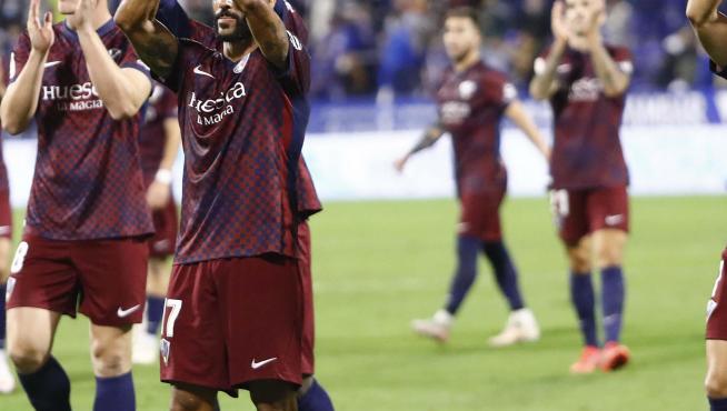 Los jugadores de la SD Huesca aplauden a los aficionados que les acompañaron en La Romareda.
