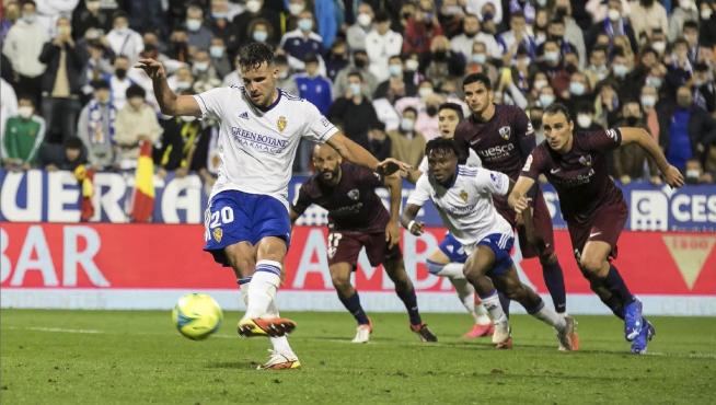 Momento fatídico en el que Álvaro Giménez falla el penalti a favor del Real Zaragoza ante el Huesca en el minuto 84.
