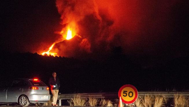 La lava del volcán ha obligado a evacuar un nuevo barrio en Los Llanos de Aridane.