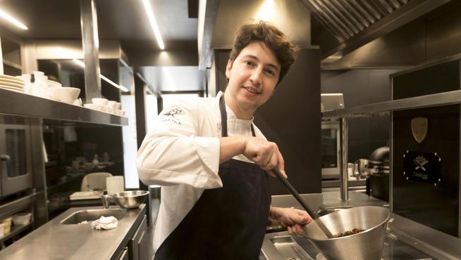 El joven pastelero valenciano Ausiàs Signes, en la cocina del Tatau Bistro de Huesca.