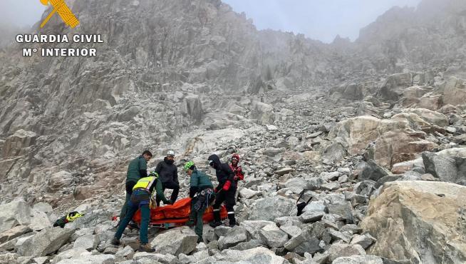 En un primer momento la evacuación del herido se realizó a pie por una zona muy escarpada, a 3.150 metros de altitud.