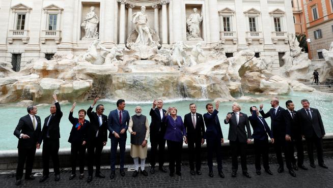 Los líderes del G-20 posando este domingo en la emblemática Fontana de Trevi de Roma.