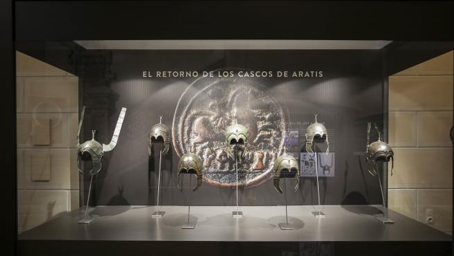 Vitrina del Museo de Zaragoza con los cascos celtíberos de Aranda de Moncayo.