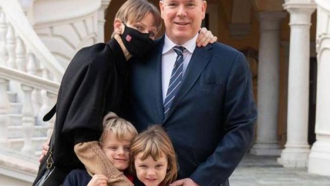 Charlene de Mónaco, con su marido Alberto II y sus hijos, este lunes, 8 de noviembre