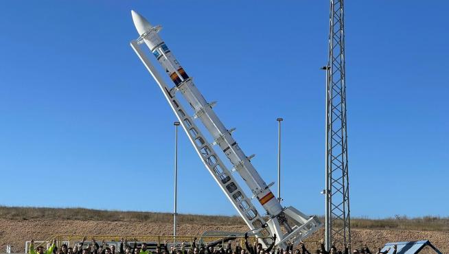 El cohete Miura 1, diseñado y fabricado por PLD, montado en el aeropuerto de Teruel con toda la plantilla de la empresa a su alrededor.