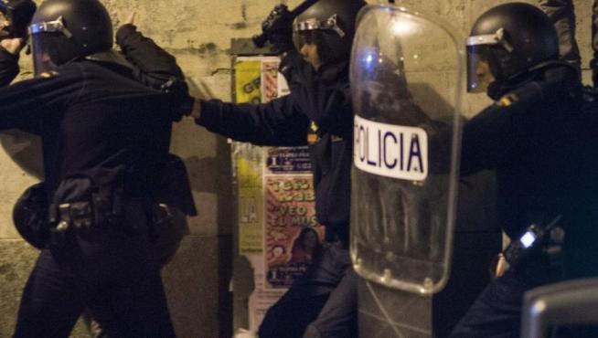 La policía carga durante los incidentes registrados en 2013, en Madrid, tras la concentración ‘Rodea el Congreso’.
