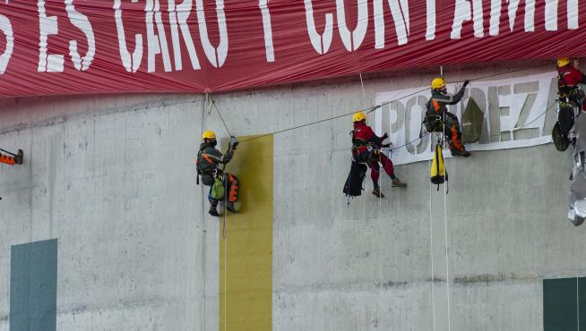 Escaladores de Greenpeace despliegan una pancarta en la regasificadora de Reganosa.