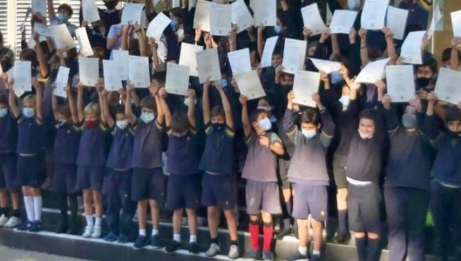 Los alumnos de los colegios Montearagón y Sansueña con los certificados de Cambridge.