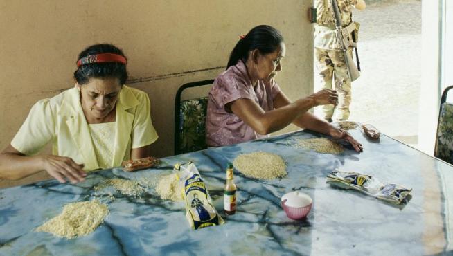 Mujeres desgranando arroz.  Suchitoto (El Salvador), enero de 1992.