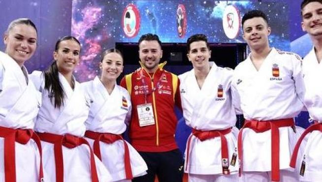 Los equipos de kata femenino (con la zaragozana Raquel Roy, segunda por la izquierda) y masculino en el Mundial de Abu Dabi