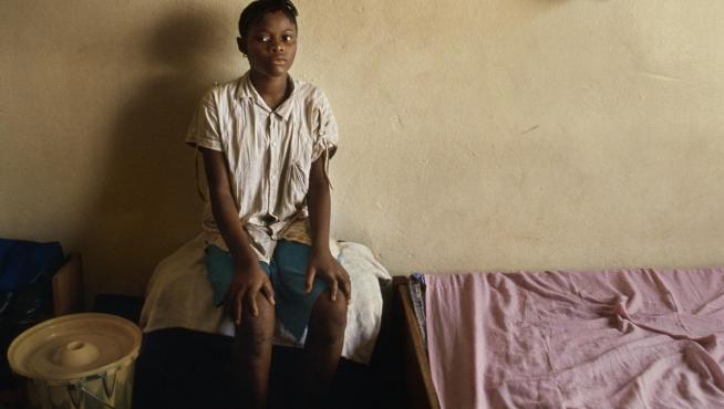Tity Mbayo, exniña soldado de 13 años. Freetown (Sierra Leona), enero de 2001.