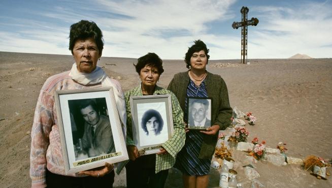 Violeta Berrios, Vicky Saavedra y una familiar del mecánico José Rolando Hoyos Salazar. Desierto de Atacama (Chile), julio de 1999.