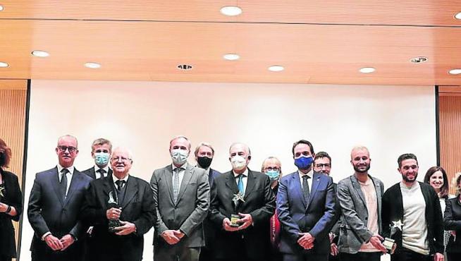 Los galardonados con los premios Aster de ESIC, miembros del jurado y organizadores, ayer en el Patio de la Infanta de Ibercaja.