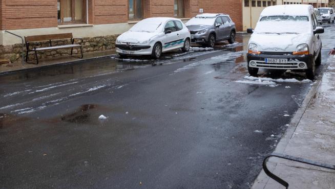 El centro de salud de Báguena, con el bar Las Eras Bajas enfrente y la nieve que ha caído esta semana.