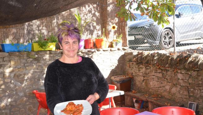 María José Eneri, en la terraza, con una ración de manitas de cerdo