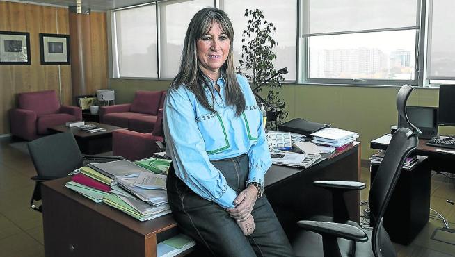La consejera de Sanidad del Gobierno aragonés, Sira Repollés, en su despacho.