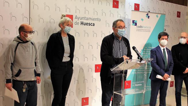 Ángel Larraz, primero por la izquierda, junto a representantes de Cadis y el alcalde de Huesca.