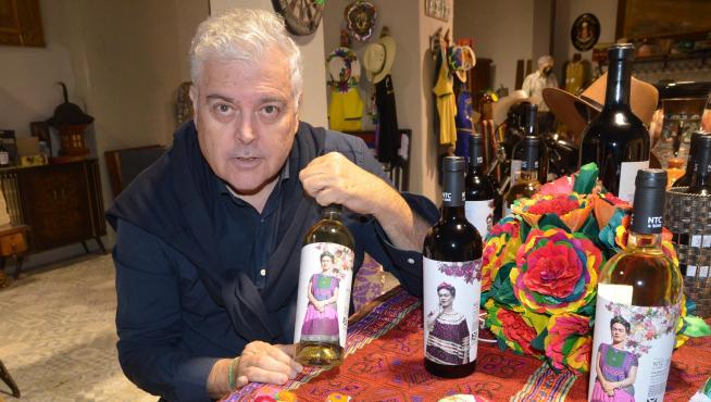 Nicolás Tena, con los dos vinos que llevan la etiqueta de Frida Kahlo.