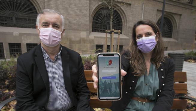 Los investigadores aragoneses Yolanda López del Hoyo (con la app en su móvil) y Javier García Campayo.