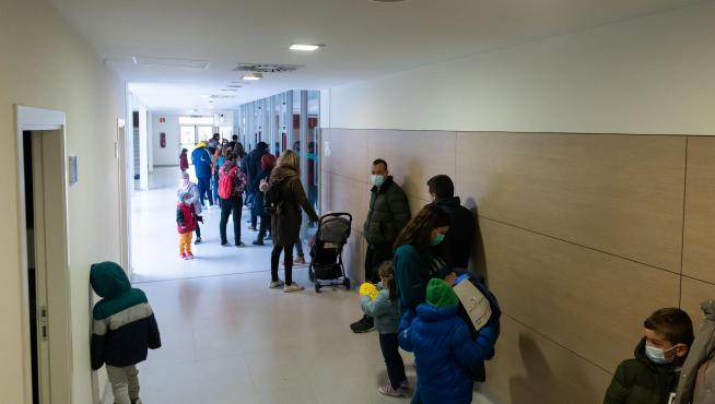 Filas de niños esperando para una prueba PCR en el centro de salud de Valdespartera.