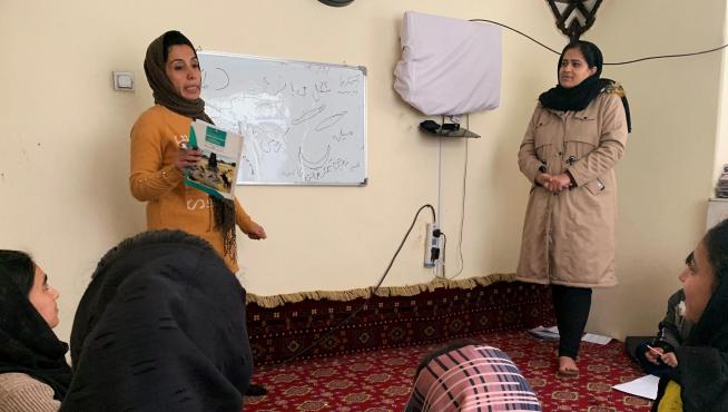 Un aula clandestina en Afganistán, donde van niñas a aprender a espaldas de los talibanes.