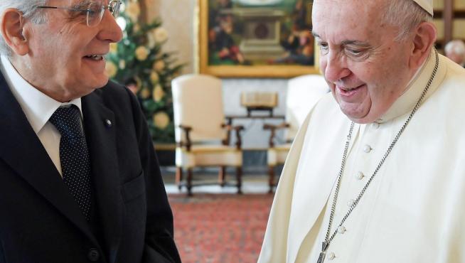 El presidente de la República italiana, Sergio Mattarella, con el Papa en el Palacio Apostólico del Vaticano.