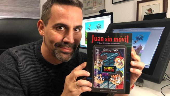 El dibujante zaragozano Bernal ilustra las nuevas aventuras de 'Juan sin móvil'