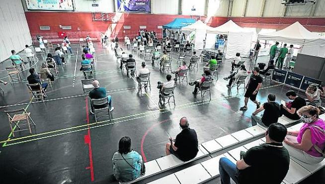Vacunaciones en un polideportivo de Zaragoza