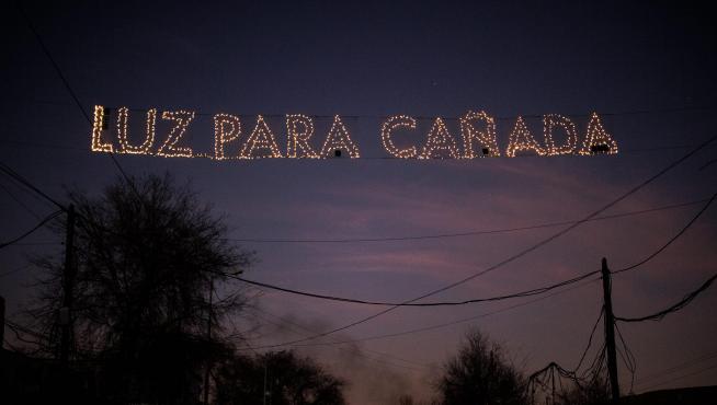 Luces de Navidad con energía solar en la Cañada Real para reivindicar la vuelta de la electricidad.