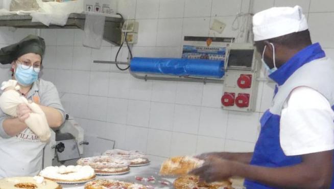 Los obradores de la panadería Obrador Aljafería haciendo los roscones.