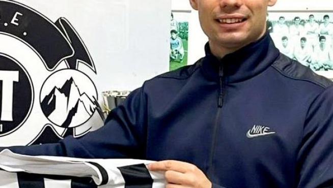 Pablo Gállego posa con la camiseta de su nuevo equipo, el Pierikos griego.
