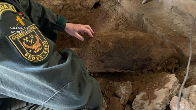 Imágenes de la bomba de aviación de la Guerra Civil que ha "dormido" 60 años en el centro de Maella.