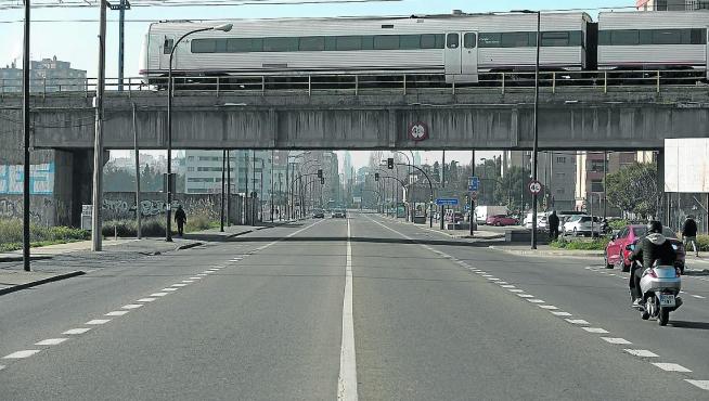 El proyecto de reforma de la avenida de Cataluña está condicionado por las vías del tren.