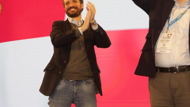 Casado aplaude a Mañueco, tras ser reelegido líder del PP en Castilla y León, este domingo.