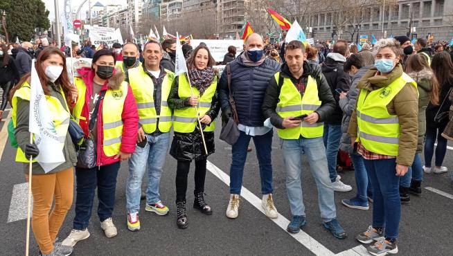 José Fernando Luna con Jorge Valero y otros manifestantes que acudieron ayer desde Aragón a Madrid.