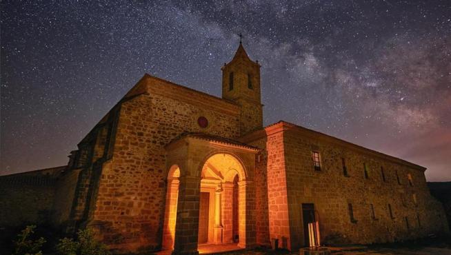 El Monasterio del Olivar, en Estercuel, bajo un manto de estrellas.