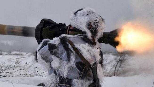Un soldado ucraniano lanza un misil antitanque.