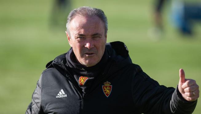 Juan Ignacio Martínez 'Jim', con el pulgar hacia arriba en un entrenamiento del Real Zaragoza.
