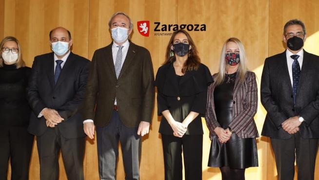 En el acto estuvieron el alcalde, Jorge Azcón, la concejal de Hacienda, María Navarro, y representantes del PSOE y de Vox.