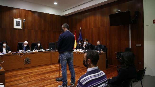 Los acusados, durante el juicio que ha comenzado este lunes en la Audiencia de Zaragoza.