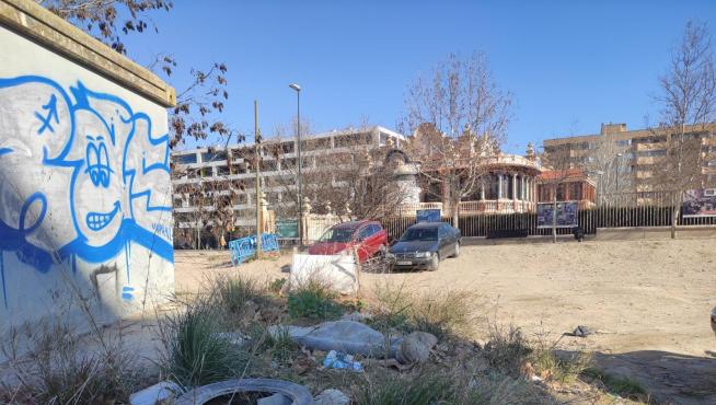 Los vecinos denuncian la presencia de ratas en el solar que hay junto a la Casa Solans, cuyo abandono afea la zona.