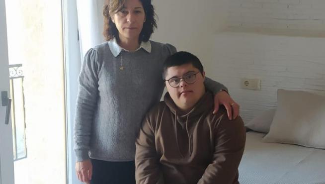 Marta Monforte y su hijo Miguel Fortea en uno de los estudios del hostal rural que van a abrir a primeros de marzo en Cantavieja.