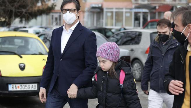 El presidente de Macedonia, acompaña a la pequeña de once años a la escuela