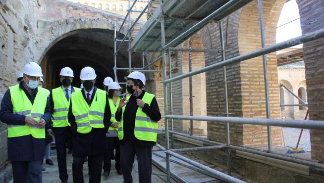 El presidente de Aragón, Javier Lambán, en su visita al monasterio de Sijena.