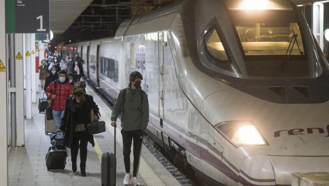 Llegada de viajeros a la estación de Huesca en el AVE Madrid-Huesca del viernes por la noche.