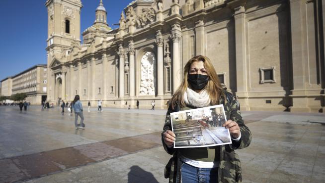 La víctima María García Simón, de 45 años, en la plaza del Pilar sostiene una fotografía del atentado en la Basílica en 2003.