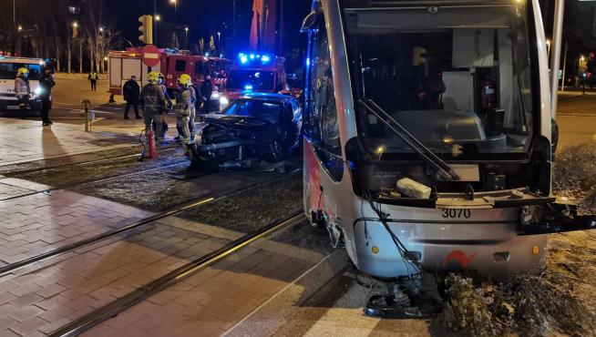 Un vehículo ha colisionado con un tranvía en la rotonda Toulouse.