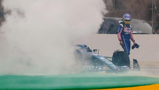 El Alpine de Fernando Alonso arde en Montmeló.