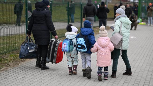Los ciudadanos ucranianos continúan huyendo del país por la frontera con Polonia.