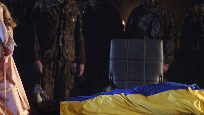 El equipo artístico de "El ocaso de los dioses" de Wagner envolvió el cadáver de Siegfried en la bandera de Ucrania.